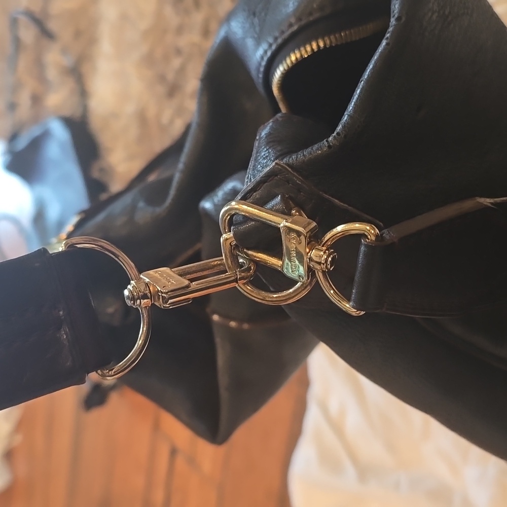 Louis Vuittom Mahina Hobo - Picture 6 of 17
